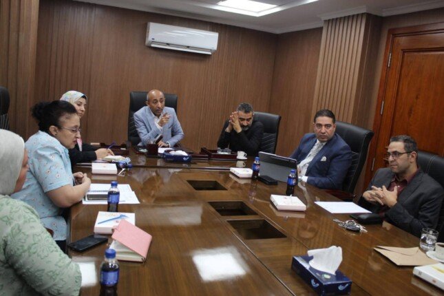 مدير التأمين الصحي بالقاهرة يجتمع بمجلس مديري المستشفيات لمتابعة مؤشرات الأداء