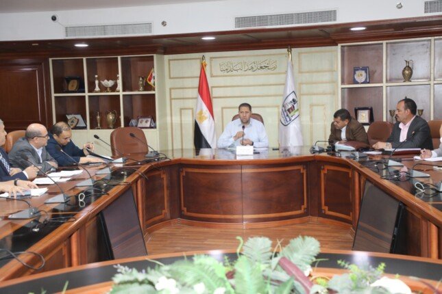 السكرتير العام لبني سويف يستعرض آليات تحصيل مستحقات الكهرباء وتعزيز إجراءات ترشيد الطاقة