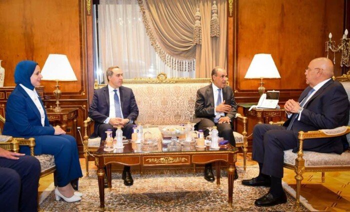 وزير الخارجية يبحث مع رئيس مجلس النواب جهود جذب الاستثمارات ورعاية المصريين بالخارج