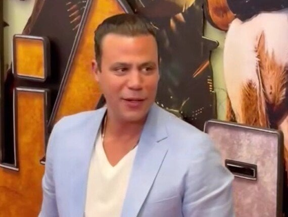 محمد إمام بـ«لوك جديد» في العرض الخاص لفيلم «صقر وكناريا» (فيديو)
