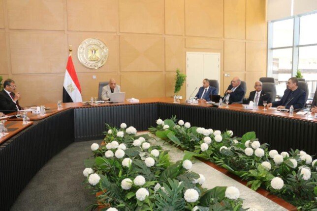 وزير الكهرباء يبحث الاستفادة من الدراسات العلمية لتقوية الشبكة والاعتماد على الطاقة الشمسية