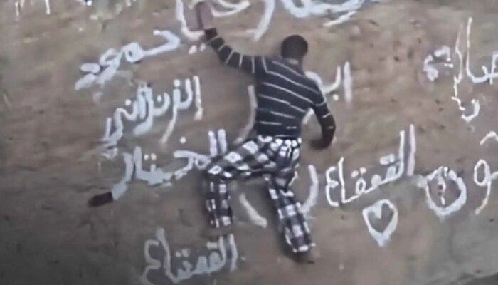 يكتب الأسماء على صخور فوهة بركانية.. نهاية مأساوية للمغامر اليمني القعقاع بن عنتر «فيديو»