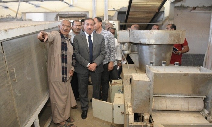 محافظ بورسعيد يتفقد قرية الرضوان ويُوجه بإعادة تشغيل المخبز والوحدة الصحية