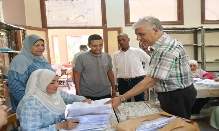مدير تعليم قنا يتابع تصحيح ورصد درجات الإعدادية ويشدد على الدقة لضمان حقوق الطلاب