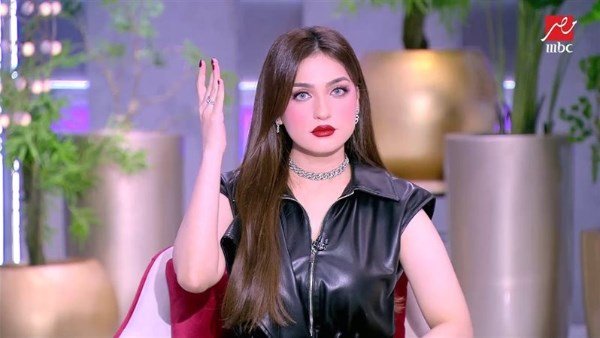 ياسمين عز للزوجات: بيعي دهبك وجهزي التسالي لمشاهدة مباراة مصر وإيران مع زوجك