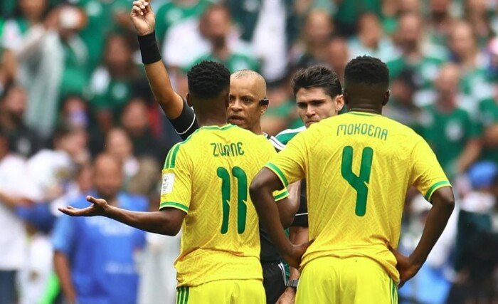 هل انتهى مشواره المونديالي؟.. إيقاف لاعب جنوب إفريقيا 3 مباريات في كأس العالم 2026