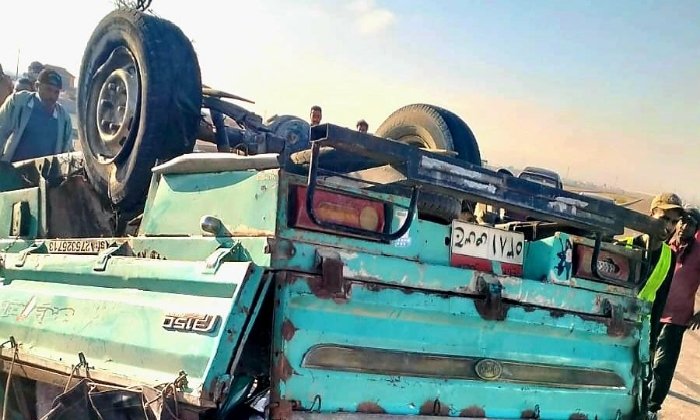 إصابة 13 شخصًا في انقلاب سيارة عمال بطريق مطروح- السلوم