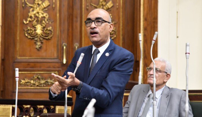 برلماني يطالب الحكومة بمراجعة سياساتها المتعلقة بالرسوم والخدمات
