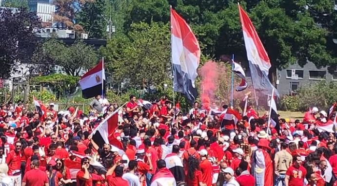 منتخب مصر يتجه لملعب مباراة نيوزيلندا في كأس العالم وسط دعم جماهيري كبير «فيديو»