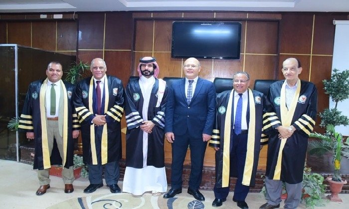 رئيس جامعة سوهاج يشهد مناقشة رسالة دكتوراه لباحث سعودي ويؤكد الجامعة وجهة أكاديمية متميزة للطلاب الوافدين