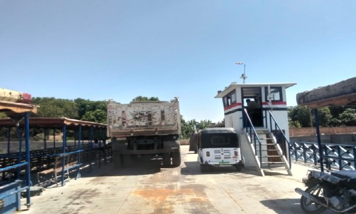 بعد رفع كفاءتها وصيانتها.. انتظام تشغيل عبارة السباعية النهرية لخدمة أهالي غرب النيل بأسوان
