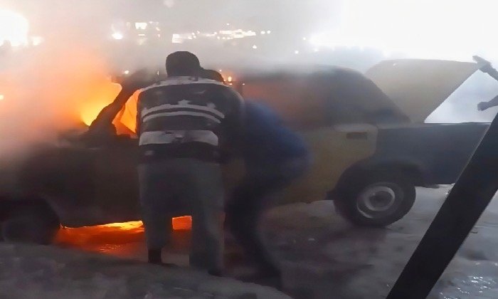 الحماية المدنية تسيطر على حريق سيارة تاكسي بمنطقة الفلكي شرق الإسكندرية
