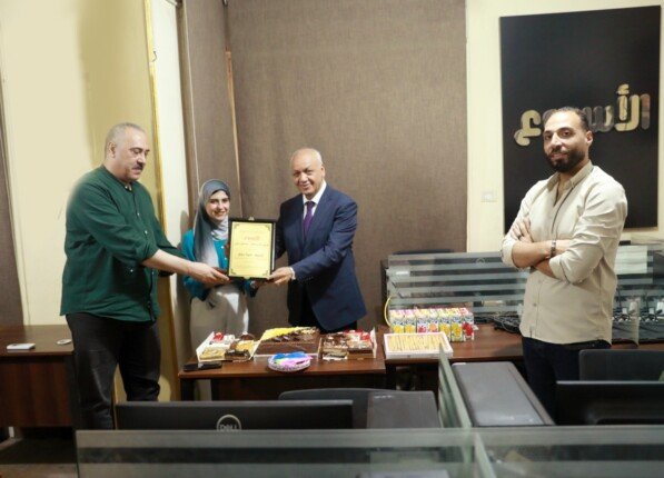 في احتفالية بـ«الأسبوع».. مصطفى بكري يكرم الزميلة أميرة جمال لحصولها على الماجستير بامتياز