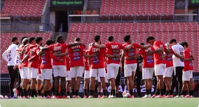 «بالهتافات والزغاريد».. جماهير الفراعنة تشعل حماس لاعبي منتخب مصر قبل مواجهة البرازيل «فيديو»