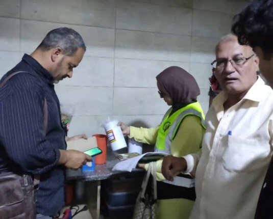 ضبط مواد محظورة وألوان منتهية داخل عدد من محلات عصير القصب بالسنطة