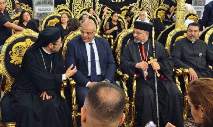 محافظ الإسكندرية يقدم واجب العزاء في وفاة القمص أنطونيوس غطاس