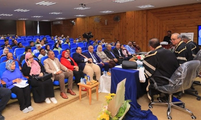 رئيس جامعة كفر الشيخ يشهد مناقشة أول رسالة ماجستير بكلية طب الفم والأسنان