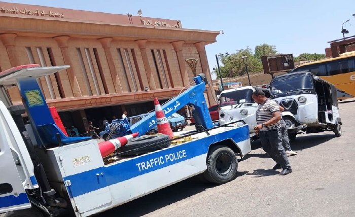 ضبط 12 مركبة توك توك مخالفة ضمن حملات مرورية بأسوان