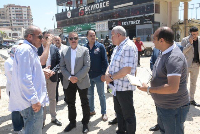 محافظ بورسعيد يتفقد مشروعات التطوير الجارية في حي المناخ ويوجه بتسريع التنفيذ