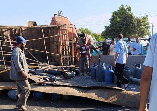 انقلاب سيارة محملة بأسطوانات الغاز أعلى الطريق الزراعي ببنها