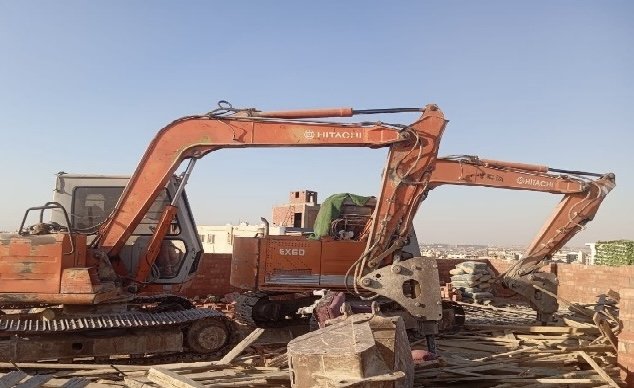 إزالة 3 طوابق مخالفة بأحد العقارات بحى المقطم