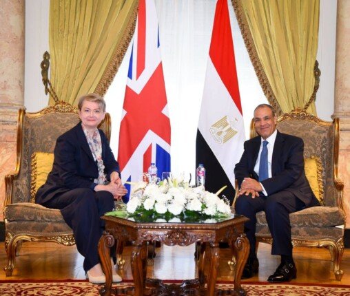 وزير الخارجية ونظيرته البريطانية يبحثان تطوير العلاقات بما يخدم مصالح الشعبين