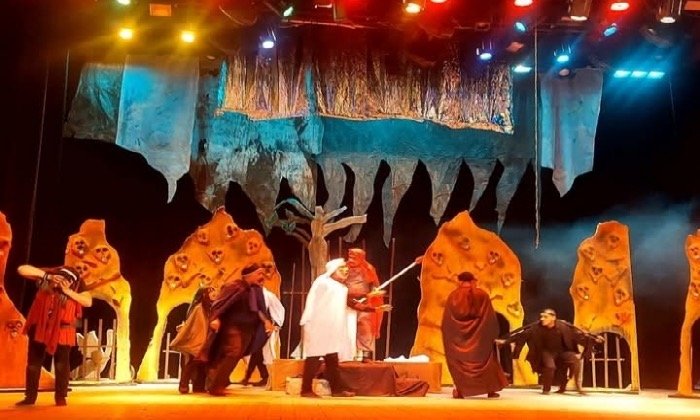فرقة نجع حمادي تُبهر جمهور قنا بعرض «سلاطين الهلايل» ضمن الموسم المسرحي لقصور الثقافة