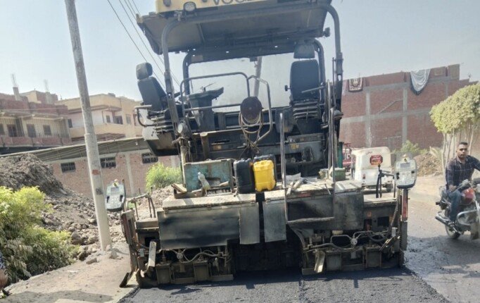 محافظ الغربية يستعرض مستجدات رصف طريق كفر كلا الباب بمركز السنطة