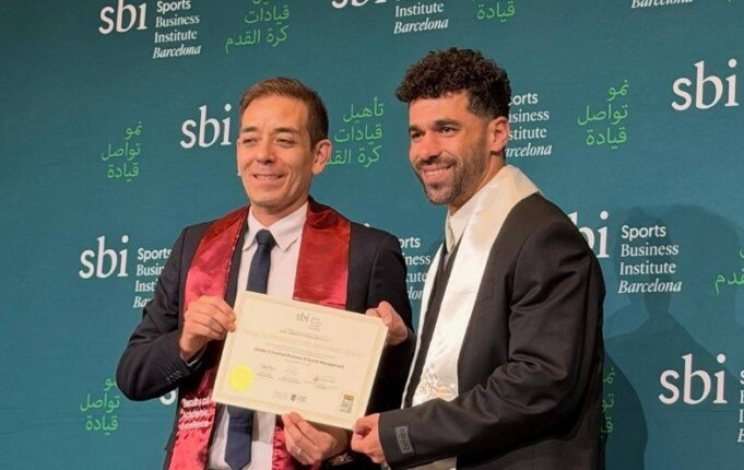 من قلب برشلونة.. عبد الله السعيد يحتفل بحصوله على درجة الماجستير في إدارة كرة القدم