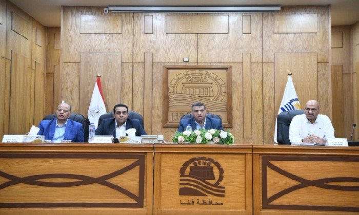 محافظ قنا يستعرض الموقف التنفيذي لملفات التقنين والتصالح واسترداد أراضي الدولة وتراخيص المحال العامة