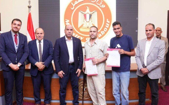 حسن رداد يسلم ذوي الهمم عقود عمل.. ويؤكد: الرئيس السيسي يتابع دمجكم في سوق العمل
