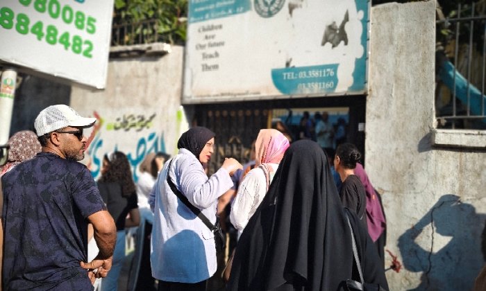 أولياء أمور طلاب الثانوية العامة بالإسكندرية يشكون تشديد إجراءات التفتيش وتأخر دخول اللجان