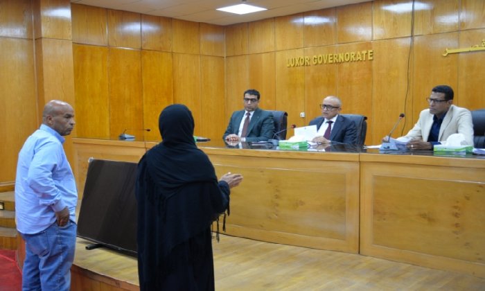 محافظ الأقصر يستمع لشكاوى المواطنين ويوجه بسرعة حل أكثر من 60 طلبًا خلال «اليوم المفتوح»