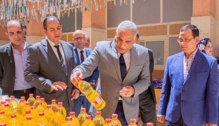 رئيس جامعة طنطا يفتتح معرض السلع المخفضة والمنتجات الغذائية بكلية الزراعة