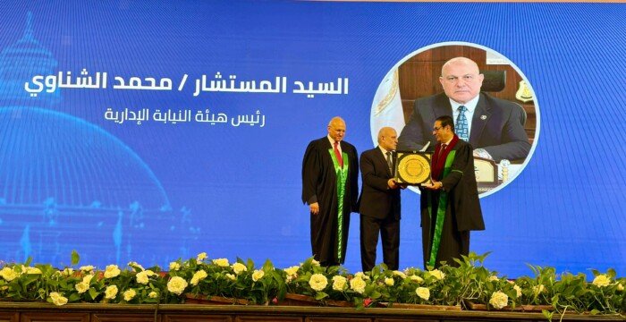 تكريم رئيس هيئة النيابة الإدارية خلال احتفالية كلية الحقوق بجامعة القاهرة