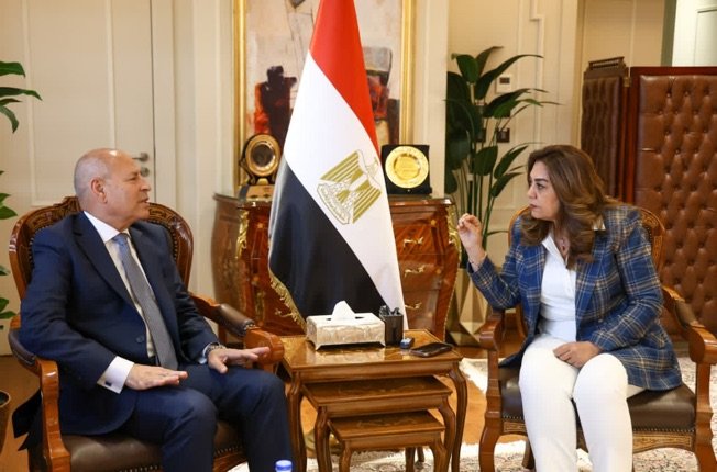 وزيرة التنمية المحلية تستعرض مع محافظ القاهرة ملفات التصالح وتطوير العتبة ومصر الجديدة