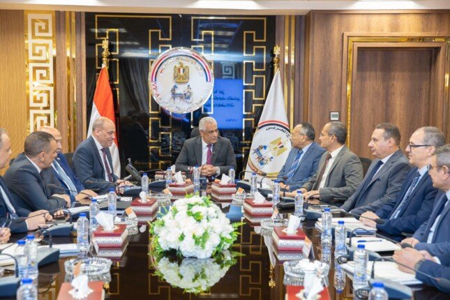 وزير الإنتاج الحربي يبحث تعظيم الاستفادة من الأراضي والأصول والموارد المتاحة