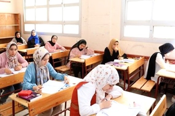 حر اللجان يرهق طلاب الثانوية العامة بكفر الشيخ.. وأولياء الأمور يعرضون توفير مراوح