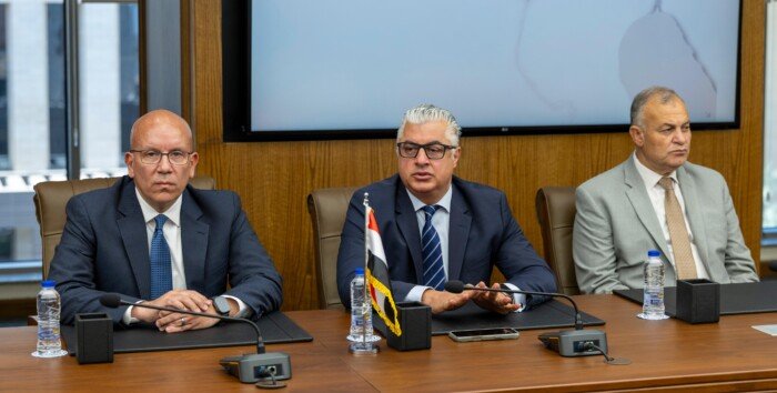 باستثمارات 27 مليون دولار.. «اقتصادية قناة السويس» توقع عقد مشروع «أفيلون» الكندية