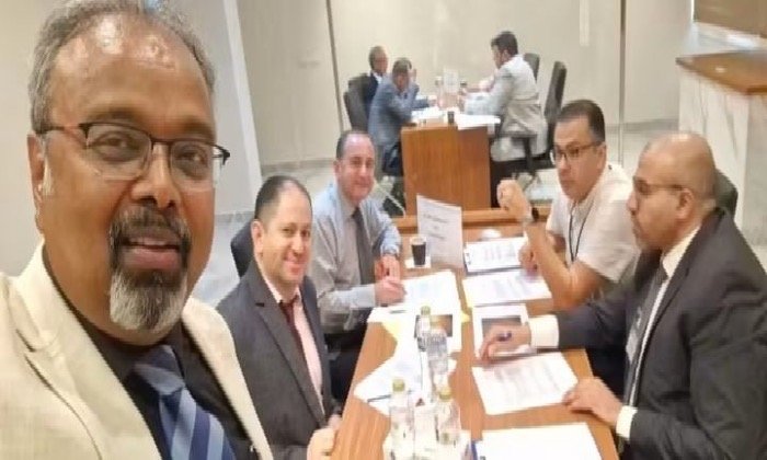 اختيار أستاذ بجامعة قنا ممتحناً بالزمالة البريطانية لطب وجراحة العيون في إنجاز أكاديمي دولي