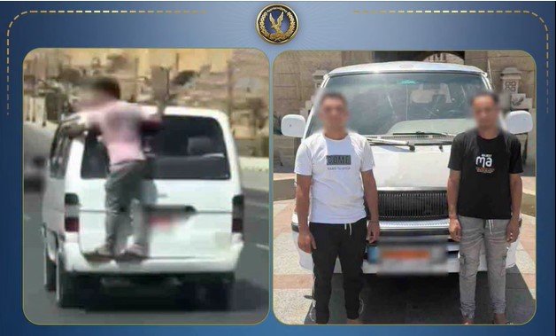 ضبط سائق «ميكروباص» سمح لشاب بالتعلق في الباب الخلفي بالقاهرة