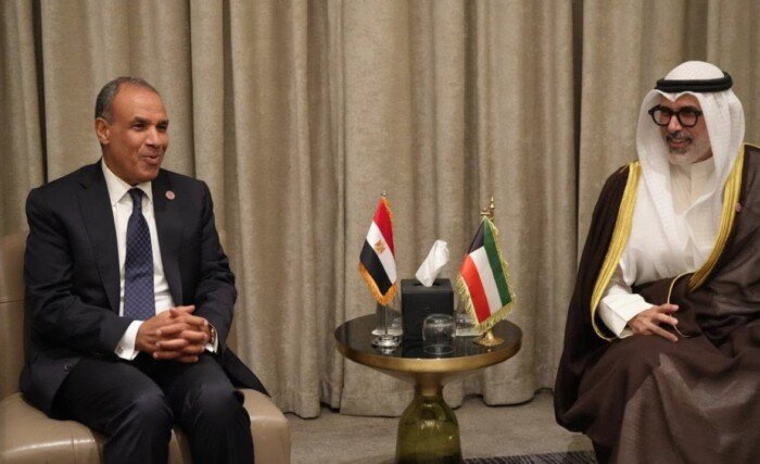 وزير الخارجية ونظيره الكويتي يؤكدان أهمية تكثيف التشاور والتنسيق إزاء التحديات التي تشهدها المنطقة