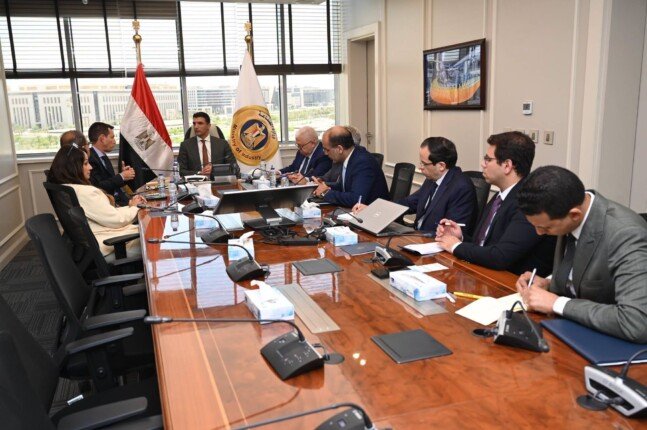 وزير الصناعة يبحث مع رئيس شركة شنايدر خطط التوسع في السوق المصري