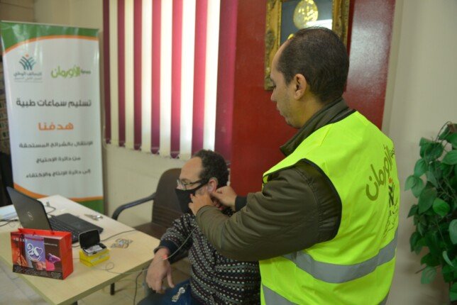تسليم سماعات طبية بالمجان لذوي الهمم بقرى المنوفية