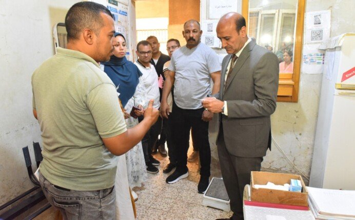 محافظ أسيوط يشدد على توافر الأدوية خلال زيارة مفاجئة لوحدة صحية بقرية «ريفا»