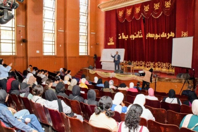 مدير «تعليم بورسعيد» يتفقد انتظام القوافل التعليمية المجانية لطلاب الثانوية العامة