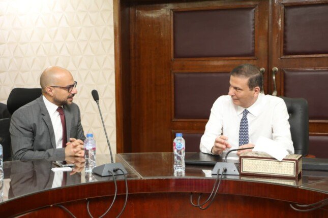 وزير الزراعة يبحث توسيع المشروعات الإنتاجية وتطوير مراكز تجميع الألبان