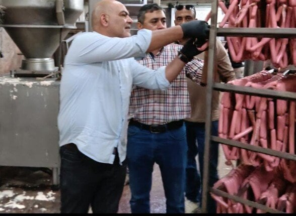 ضبط 27 طن كفتة وحواوشي وسجق غير صالحة للاستهلاك الآدمي داخل مصنع بالخانكة