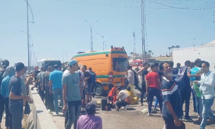 مصرع وإصابة 4 أشخاص إثر اصطدام ميكروباص بالحواجز الخرسانية في الإسكندرية