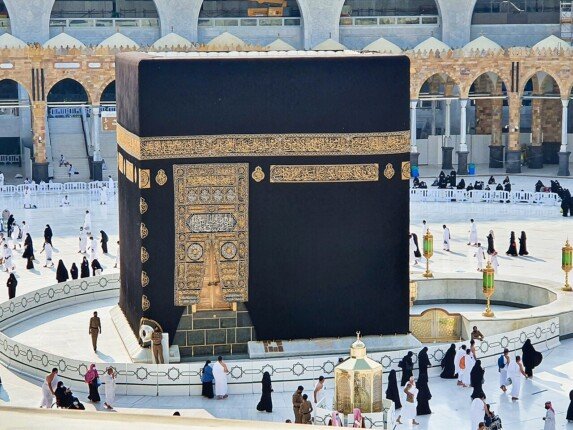 تبدأ بماء زمزم.. غسل الكعبة المشرفة اليوم بـ 3 مراحل